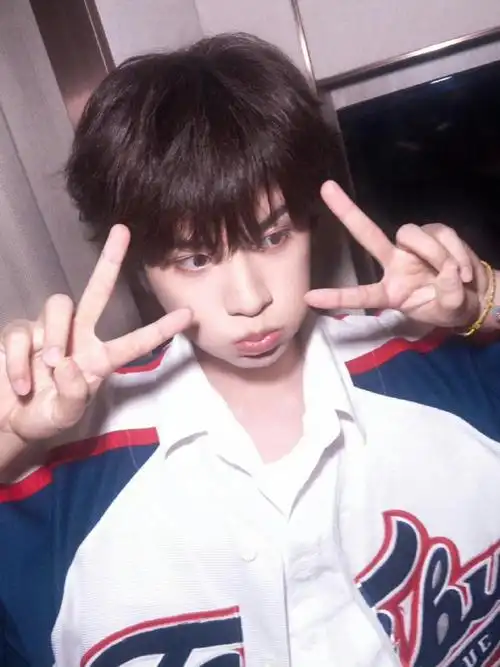 黄明昊超话#黄明昊#可爱猫猫@jjjustin0219自截自修 抱图留评水印已取