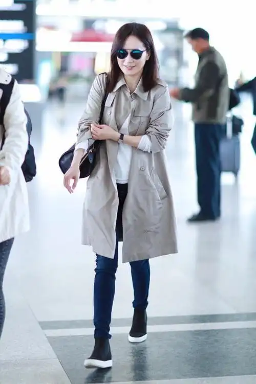 52岁俞飞鸿颈纹明显,暴露真实年龄,但穿系带衬衫仍优雅高级