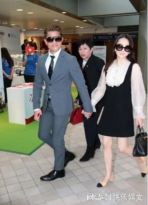 58岁郭富城陪娇妻回娘家现身安徽宴请岳父岳母态度恭敬有礼貌