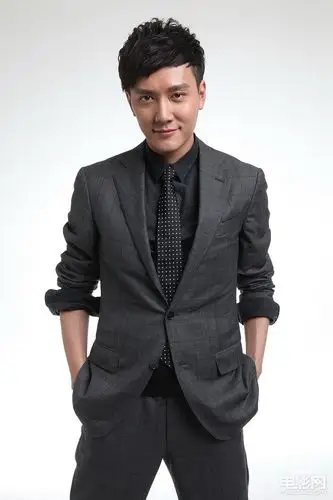 冯绍峰拍写真登杂志封面 戴黑框眼镜显斯文