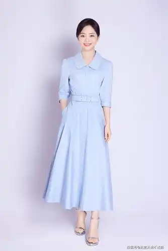 谭松韵裙摆摇曳间感受自在无拘