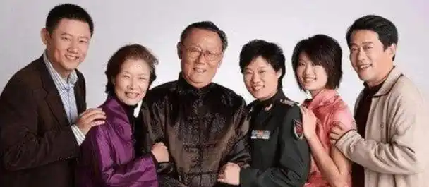 吕中:嫁小学同窗恩爱一生,儿子儿媳是她的骄傲,女儿是国人骄傲