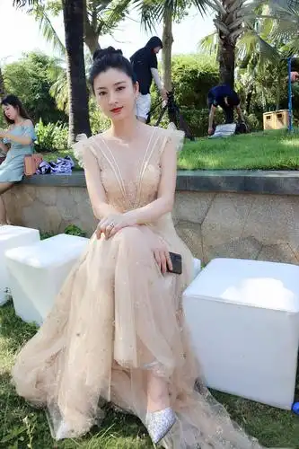 沈眉庄斓曦也高调起来穿裸色礼裙高贵大气丰润身材很迷人