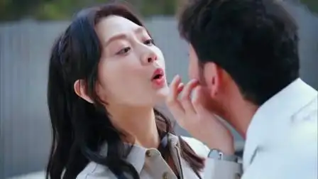 美女给总裁吹眼睛不料下秒被他亲吻这才发现自己中计了