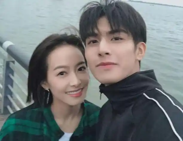 宋茜宋威龙合照两人脸贴脸自拍