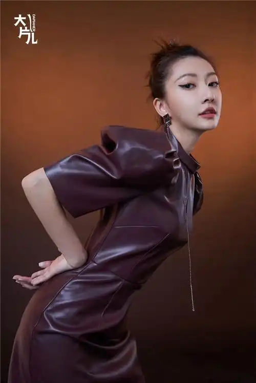 余玥曝新写真:烟熏妆皮裙小狂野 侠女古风造型酷飒