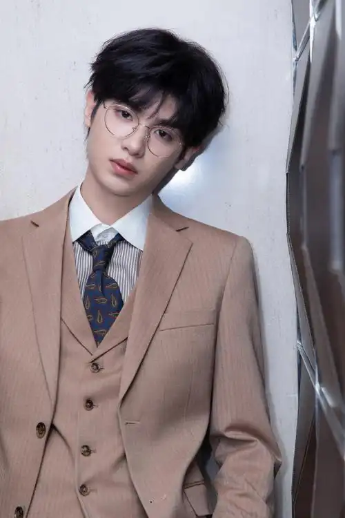 黄明昊新片即将定档#电影《假如,我是这世上最爱你的人》首曝海报