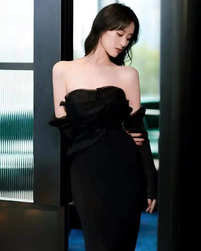 袁冰妍身穿黑色抹胸裸背礼服,性感优雅!