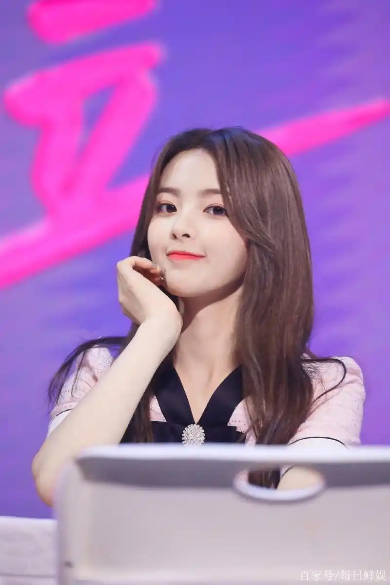 杨超越花式卖萌,嘟嘴托腮尽显俏皮可爱!