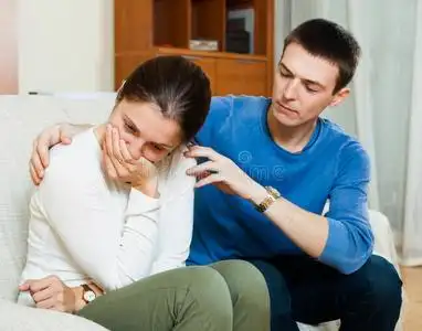 哭泣的女人有问题,男人安慰她照片