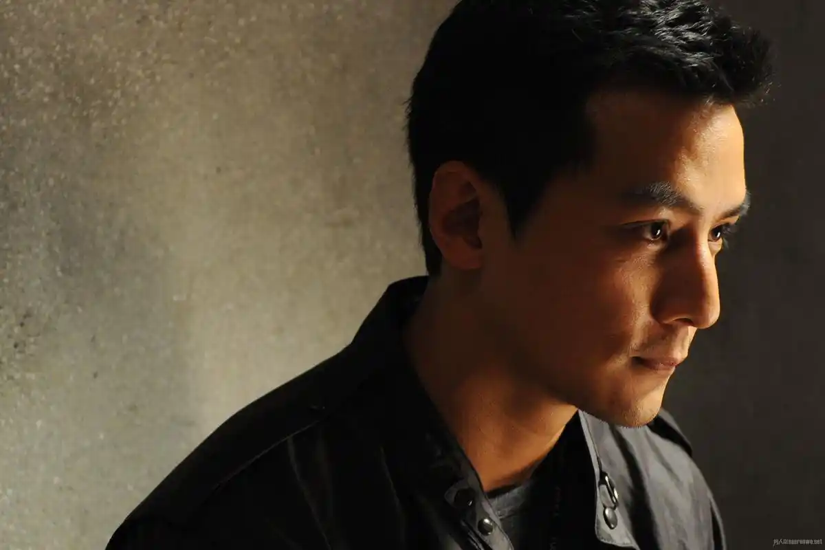 吴彦祖晒女儿正面 小公主翘二郎腿,神情专注看杂志_娱乐之最_ - mc