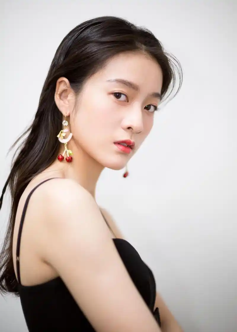 张雪迎,1997年6月18日出生于浙江省金华市义乌市,中国内地女演员,毕业