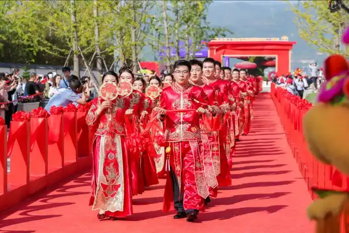 晋阳湖畔103对新人举行中式集体婚礼