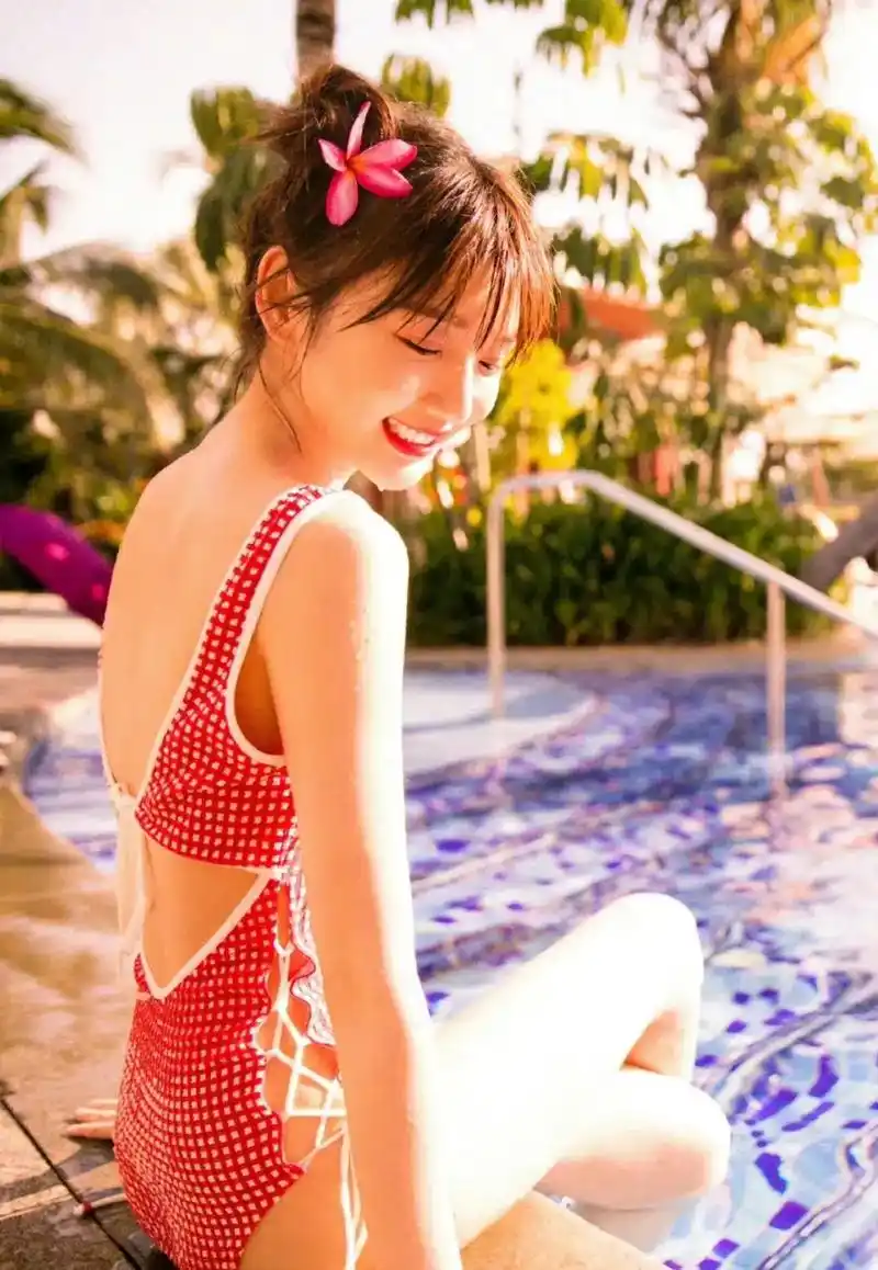 爆款练习生# 毛晓彤化身甜美小妹 一身泳装,真是甜到我心里了!