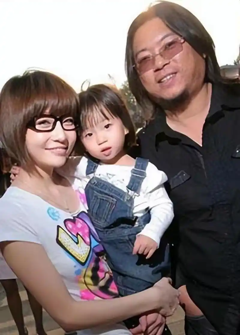 高晓松前妻现身向佐儿子生日宴,和郭碧婷合影气质不输,越来越美 向佐