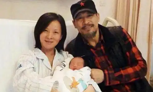 望着儿子一天天茁壮成长,谢兰的心始终牵挂着他,完全舍不得离开他片刻