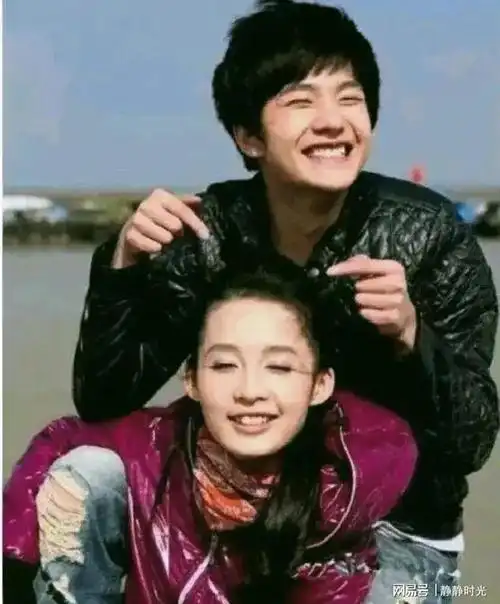 19岁的杨洋和20岁的李沁罕见合影曝光,青涩而纯真