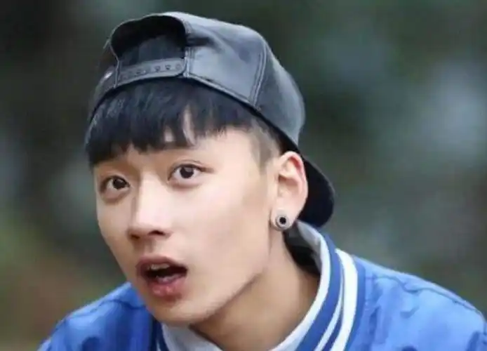 回顾母亲离世父亲入狱女孩扛起一个家女孩梦到妈妈买糖吃