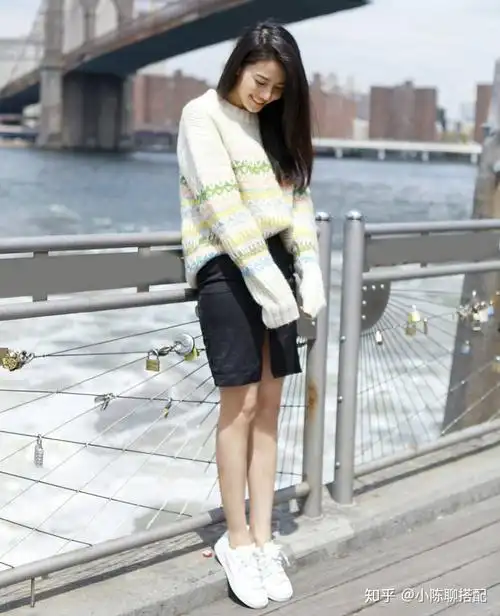 40岁高圆圆难掩幸福肥穿蓝绿色风衣搭牛仔裤双手插兜好潇洒