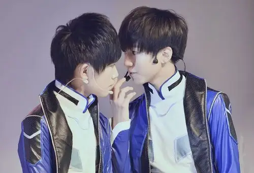 看小图我以为是凯宝用手指抚摸千-醉梦千城