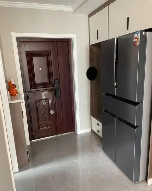 她家新房无吊顶简单又舒适第一次见把冰箱放在玄关很实用