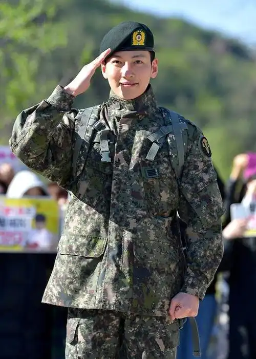 池昌旭正式退伍 军装笔挺获粉丝迎接