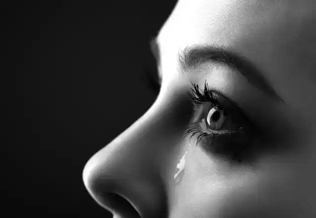 是谁的心啊孤单的留下,一个人在外地生活,感觉很孤独,无助,应该怎么办