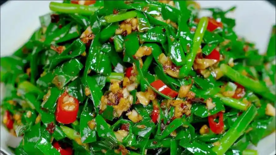教你凉拌韭菜的家常做法,步骤详细,爽口开胃,下酒又下饭