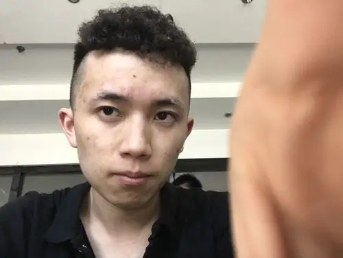 老熬夜,脸色暗沉,暗黄.穿什么颜色的衣服好?