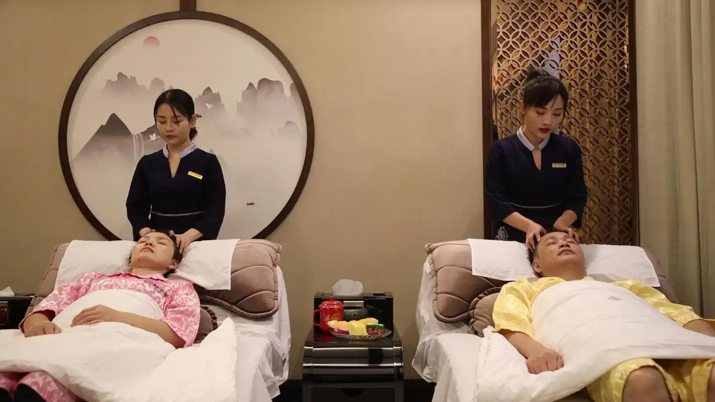 (12月24日晚,市民在颐而康万里时代店足疗按摩.