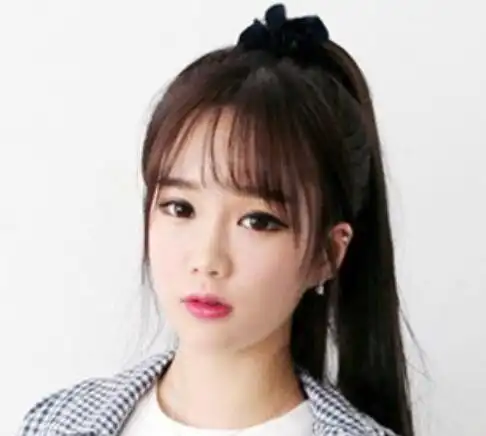 整体的长发扎出一个干练垂坠的韩式高马尾发型,搭配带鬓角的空气刘海