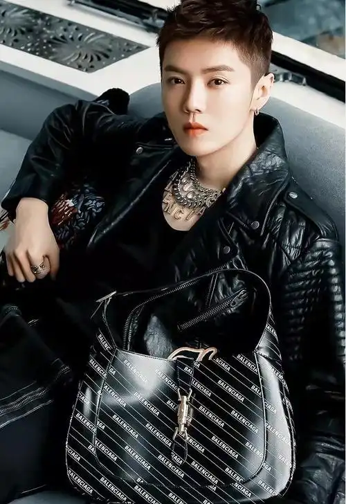 长得太精致也不好!鹿晗剪寸头穿皮衣出席活动,想扮成硬汉却翻车