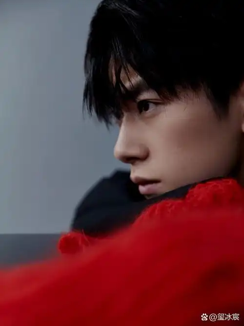 易烊千玺,侧颜杀,红毛衣下的温暖气息.