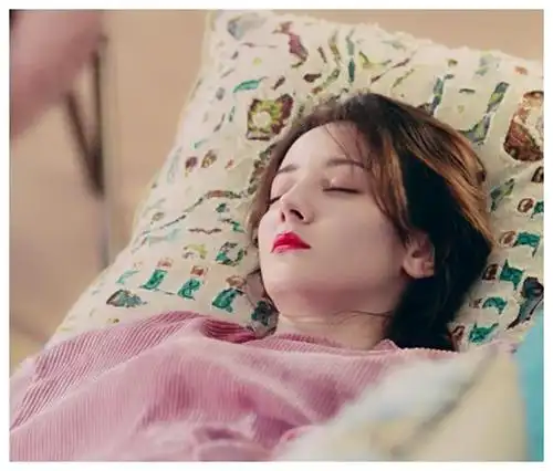 女星的睡姿有多花俏,鞠婧祎杨超越还好,看到许佳琪:这都能睡着