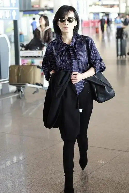 52岁俞飞鸿颈纹明显,暴露真实年龄,但穿系带衬衫仍优雅高级