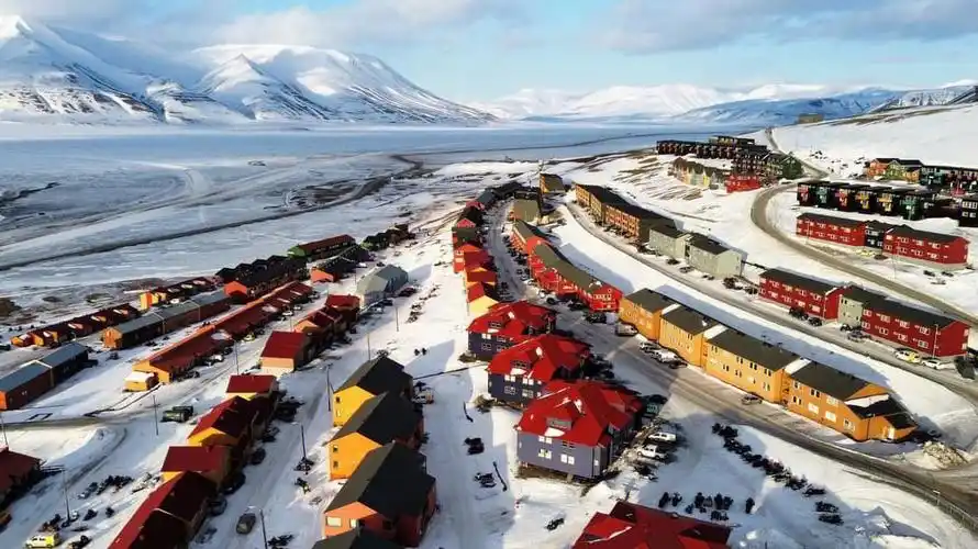 又称朗伊尔宾(挪威语,英语:longyearbyen)位于挪威属地斯瓦尔巴群岛