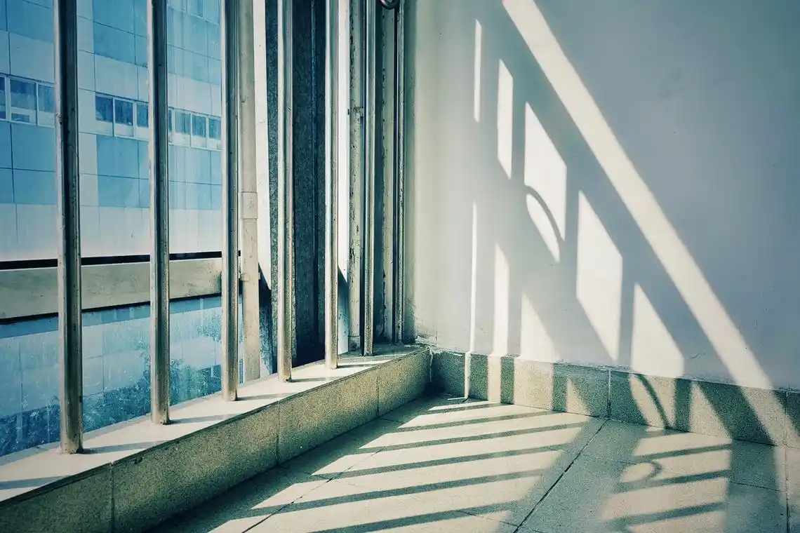 透过窗户的每一缕阳光都是幸福的色彩