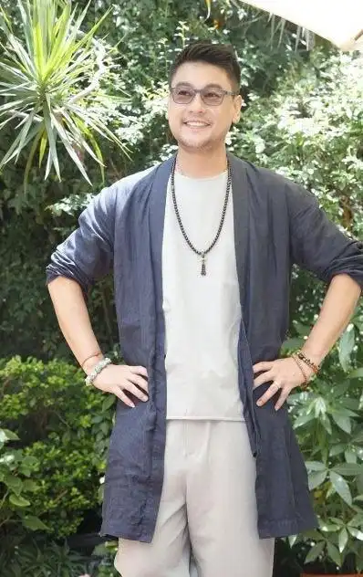 朱孝天近照曝光!41岁偶像鼻祖发福成胖大叔,佛系穿搭难掩油腻