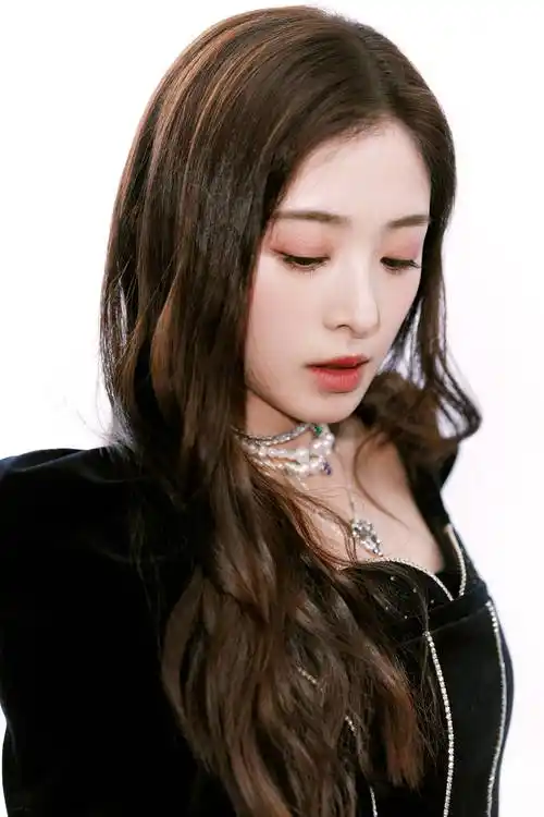 张含韵晒黑天鹅风格写真照穿百褶短裙秀纤细美腿