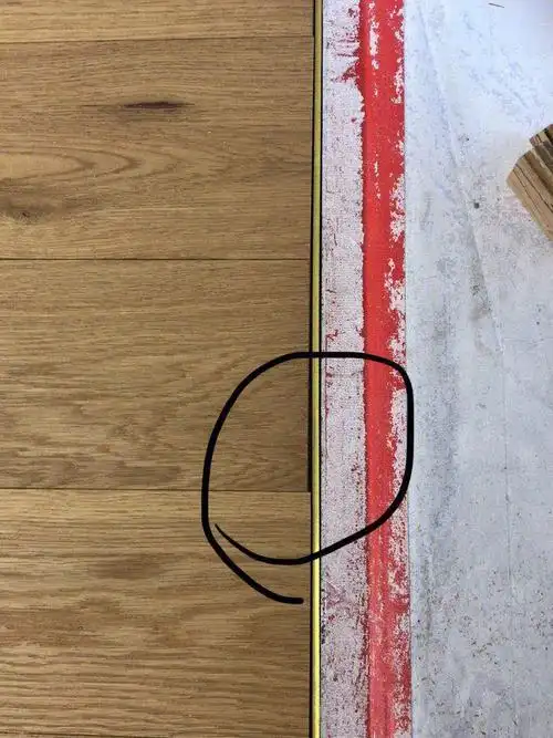 当时想用极细的款式,但是对地板安装要求平整度超级高,后面装了有些