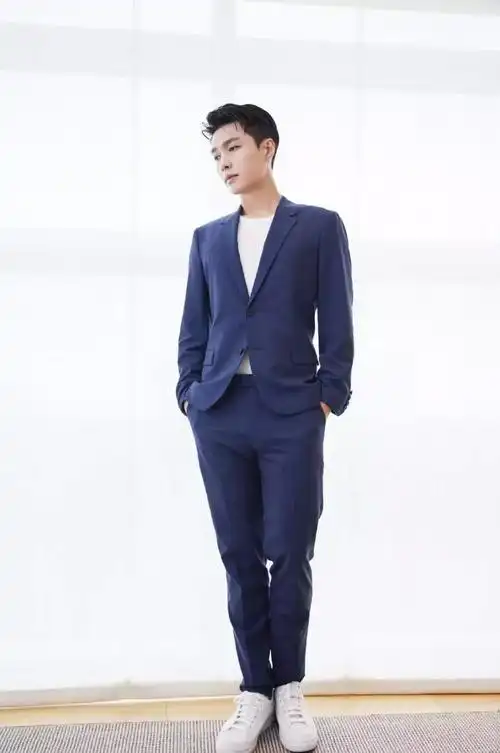 张艺兴红色格子绑腰上袖子位置超尴尬想不看他裤裆都难