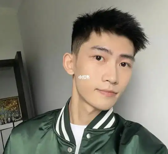 铲出的方式铲出渐变的效果,鬓角精修一番,顶区的头发及刘海稍微留长