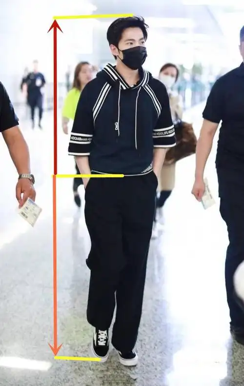 他们抓着栏杆,魏大勋的脚可以着地.