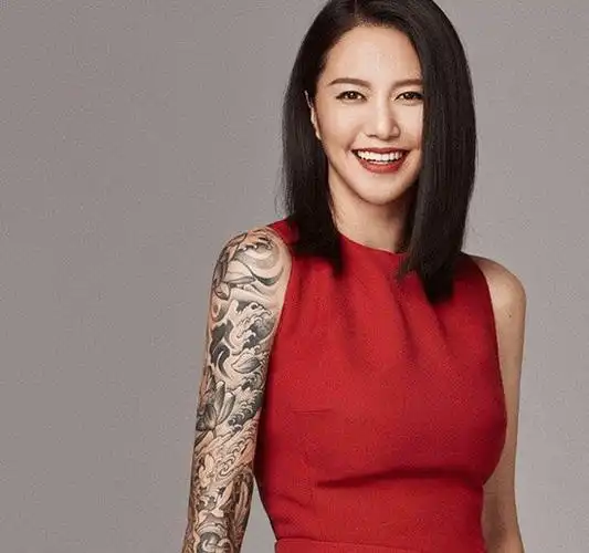 原创谭维维身上有多少纹身她为何如此钟爱纹身是曾经受过伤吗