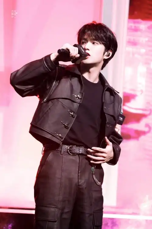 gq红毯##时代少年团中式刺绣西装##刘耀文扑面而来的帅