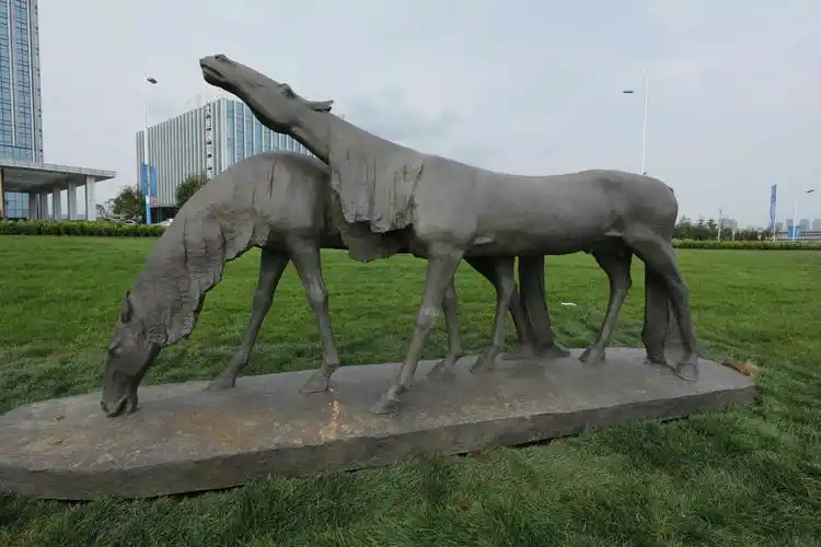 奇丑无比.是什么原因把马饿的这么廋呀?