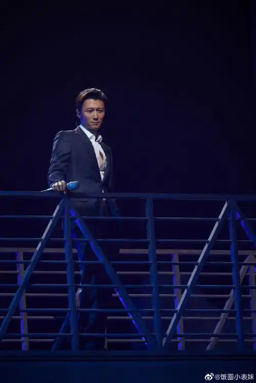 谢霆锋今天是锋味派#谢霆锋背头造型好帅啊!