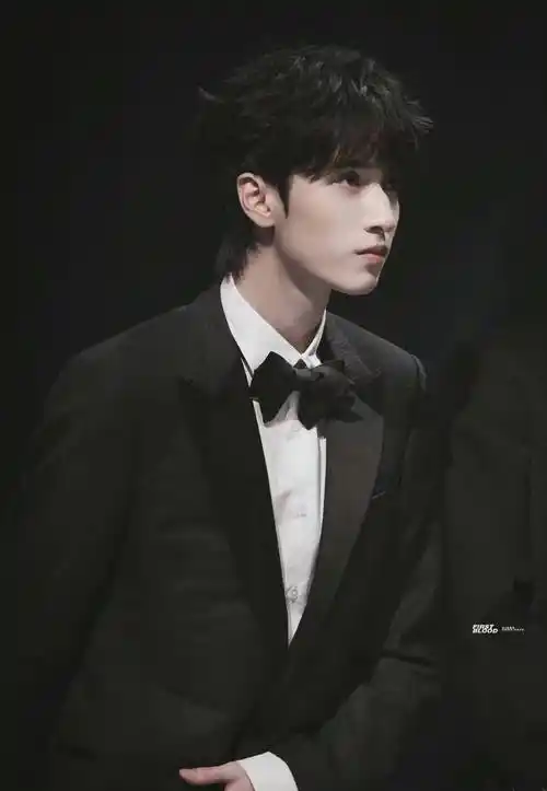 严浩翔返场自拍来了黑西装77领结造型太鲨了吧