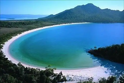 来到塔斯马尼亚就不得不提起这里有着世界十大最美海湾之一的酒杯湾.