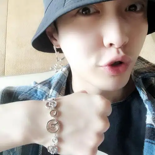 张艺兴更新一则照片,嘟嘟嘴渔夫帽